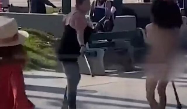 Una mujer desnuda y un palo con clavos: el VIDEO de una insólita pelea en las calles de Los Ángeles