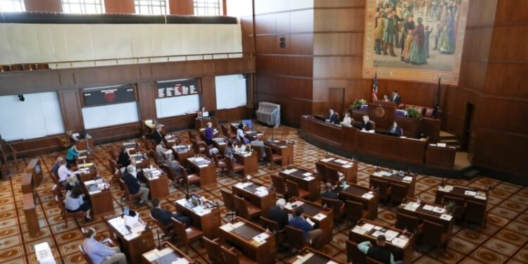 Miles de reclusos federales, en su mayoría negros e hispanos, podrían optar a una reducción de sus penas.