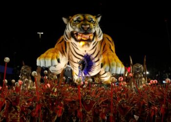 Homenaje a la fruta del anacardo abrió segundo día de desfiles en carnaval de Río de Janeiro (Fotos)