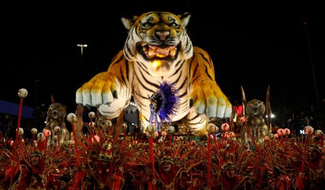 Homenaje a la fruta del anacardo abrió segundo día de desfiles en carnaval de Río de Janeiro (Fotos)