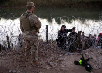 Gobierno de Texas alienta patrullaje de vigilantes privados en frontera, advierten activistas