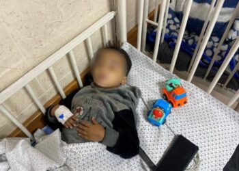 La sonrisa de Ahmed, el niño que perdió las piernas y a sus padres por las bombas en Gaza