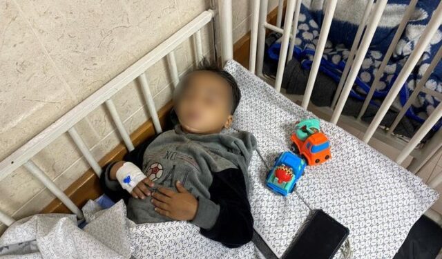 La sonrisa de Ahmed, el niño que perdió las piernas y a sus padres por las bombas en Gaza