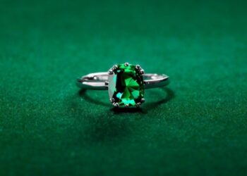 Compró un anillo de jade, pero se le cayó en la alcantarilla y pagó millonario operativo para rescatarlo (VIDEO)