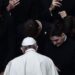 El papa Francisco mantuvo hoy su agenda después de someterse a pruebas médicas en el hospital