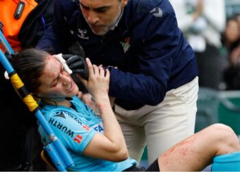 El video del escalofriante accidente que sufrió una jueza de línea tras golpearse con una cámara de televisión