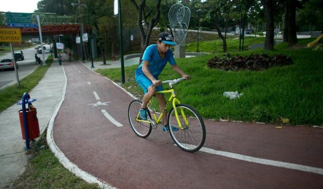 ¿Se necesita licencia para manejar bicicletas? Esto indica el Intt