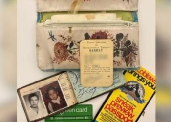 “Una cápsula del tiempo”: Recuperó la billetera que su mamá había perdido hace 40 años