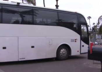 Inesperada llegada en autobús de migrantes venezolanos a esta localidad de California encendió las críticas