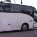 Inesperada llegada en autobús de migrantes venezolanos a esta localidad de California encendió las críticas
