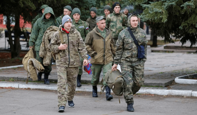 Atraso escolar, trauma y violencia: la adolescencia en Ucrania tras dos años de guerra