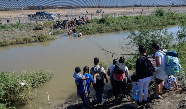 México rescató a 11 migrantes mientras cruzaban el río Bravo