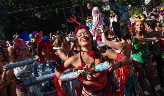 Coloridos maquillajes, disfraces originales y música todo el día: el carnaval ya inició en las calles de Río de Janeiro y promete poner “el Cielo en la Tierra”