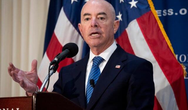 Cámara Baja de EEUU aprobó someter a juicio político a Alejandro Mayorkas, jefe de migración