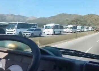 Para eso sí hay combustible: el “músculo” del chavismo se mide en autobuses (VIDEOS)