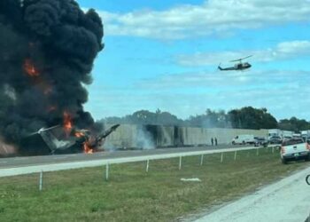 EN VIDEO: Avión se estrella contra un vehículo mientras aterrizaba cerca de autopista en Florida