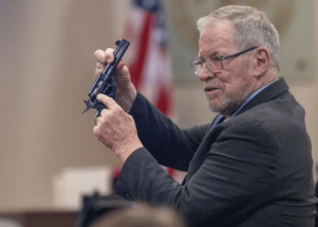 Testimonio de experto en armas pone en aprietos a Alec Baldwin en juicio de “Rust”