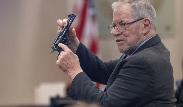 Testimonio de experto en armas pone en aprietos a Alec Baldwin en juicio de “Rust”