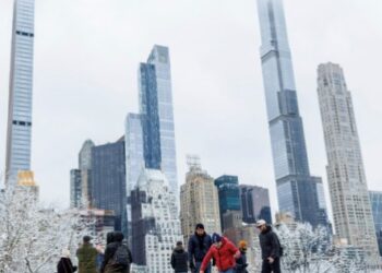 Vuelos cancelados y caos vehicular por una feroz tormenta de nieve en Nueva York