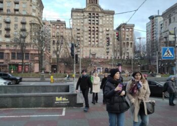 Dos años de guerra: los ucranianos buscan normalidad en medio de la tragedia