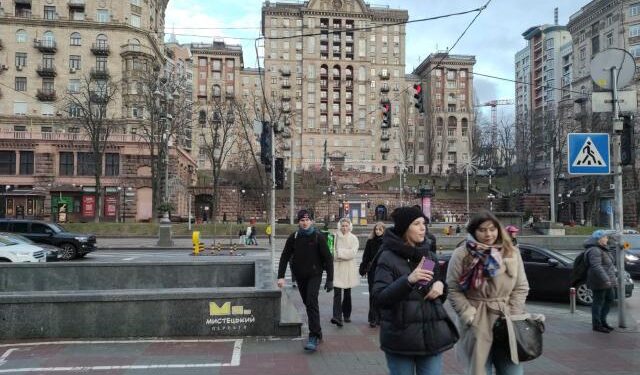 Dos años de guerra: los ucranianos buscan normalidad en medio de la tragedia