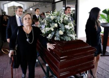 Sepultaron los restos del exasesor de Nayib Bukele, muerto mientras estaba bajo custodia