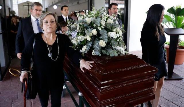 Sepultaron los restos del exasesor de Nayib Bukele, muerto mientras estaba bajo custodia