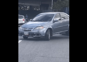 En Chacao, grueros remolcan carros sin temor a ocasionarles daños (VIDEO)