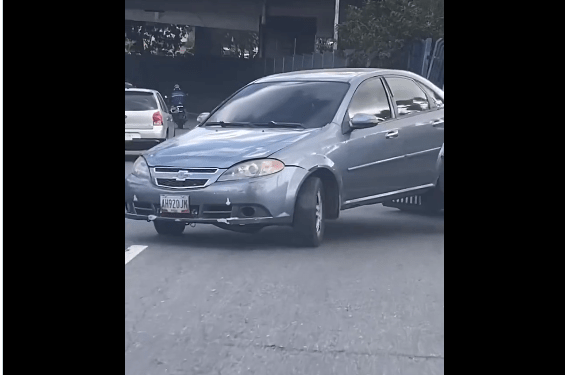 En Chacao, grueros remolcan carros sin temor a ocasionarles daños (VIDEO)