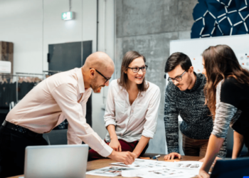 Cómo protegerte de los compañeros de trabajo negativos