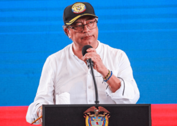 Petro acusó de traición al secretario general de la Cancillería por contrato de pasaportes