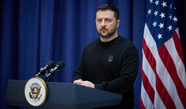 Zelenski afirmó que la escasez de munición perjudica a Ucrania en la guerra contra Rusia