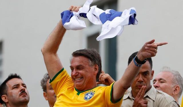 Bolsonaro se defiende de las acusaciones en su contra ante miles de seguidores en São Paulo