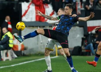 “Me contuve porque tengo dos hijas”, explicó Lucas Ocampos tras la agresión que sufrió en pleno partido