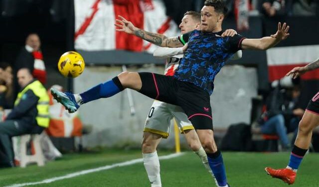 “Me contuve porque tengo dos hijas”, explicó Lucas Ocampos tras la agresión que sufrió en pleno partido