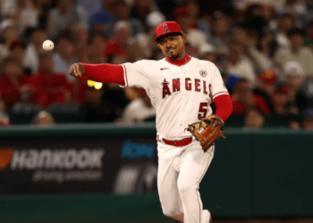 Eduardo Escobar firmó contrato de ligas menores con los Azulejos