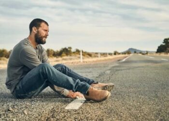 Por qué hay que ver “El turista”, una de la series más aclamadas en Netflix