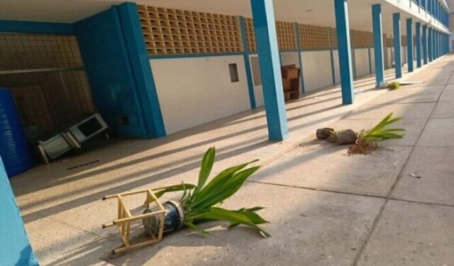 Estudiantes vandalizaron liceo en Maracaibo tras salir “raspados” en un examen (FOTOS)