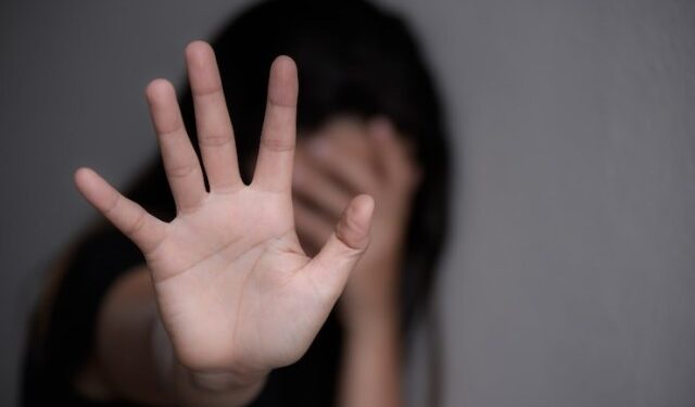 Horror en España: Obligaron a su hija de 12 años a contraer matrimonio a cambio de 3 mil euros (VIDEO)
