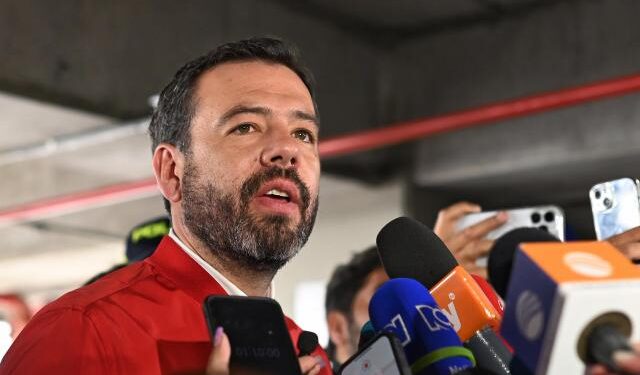 Hospitalizaron al alcalde de Bogotá, Carlos Fernando Galán, por un agudo dolor en el abdomen