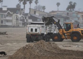 Tormenta invernal azota California: fuertes inundaciones obligan el cierre de un aeropuerto regional