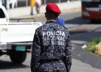 Perdió el control: el impactante choque de un microbús de la PNB en Carapita (VIDEOS)