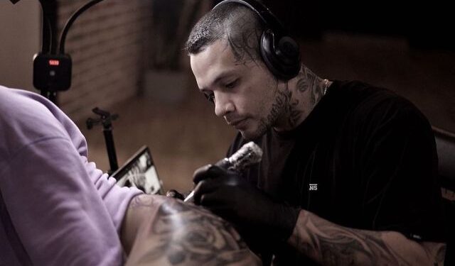 Gabriel Arellano se prepara para su participación como jurado en la “Expotattoo Acarigua 2024”