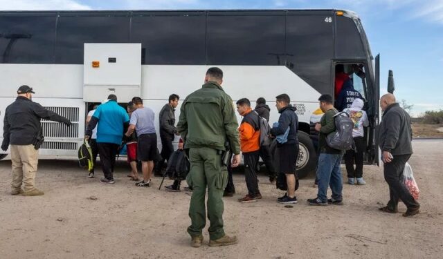 “¿Nos van a llevar a Washington?”: Texas hace millonario gasto para transportar a venezolanos a otras partes del país