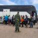 “¿Nos van a llevar a Washington?”: Texas hace millonario gasto para transportar a venezolanos a otras partes del país