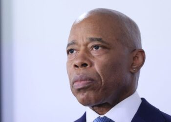 El alcalde Eric Adams pide cambios en la política de ciudad santuario de Nueva York