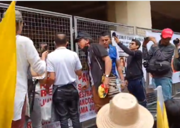 Conflicto en Colombia: manifestantes atacaron a magistrado cuando salía del Palacio de Justicia