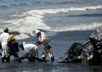Guyana envía expertos a Trinidad y Tobago para ayudar en derrame petrolero