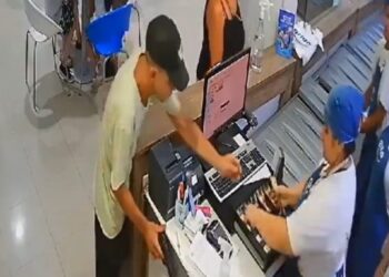 Intentó robar una heladería en Argentina y una empleada lo enfrentó a golpes (Video)
