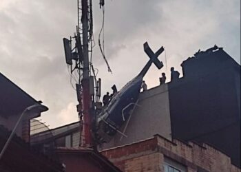 Helicóptero se desplomó y quedó colgando de un edificio en Medellín (VIDEOS)